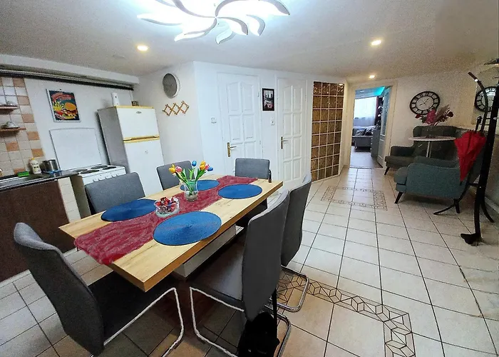 Downtown Acacia Str Apartment